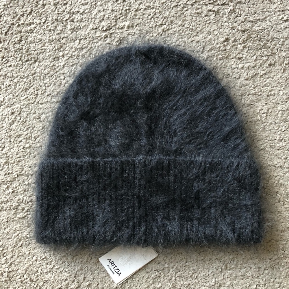 Aritzia Brushed Cashmere Cuff Beanie.NWT.